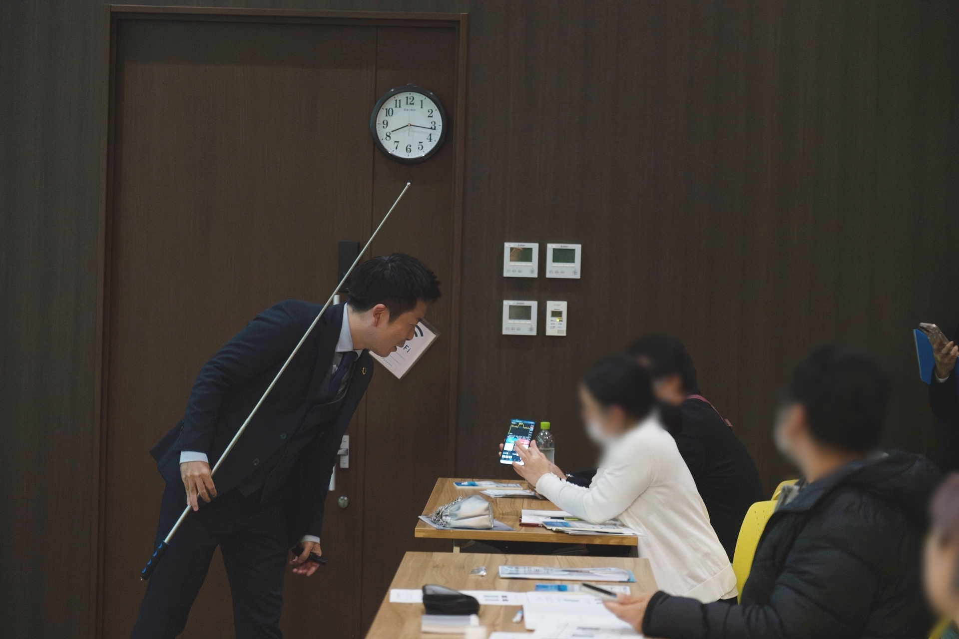 セミナー参加者とコミュニケーションを取る講師