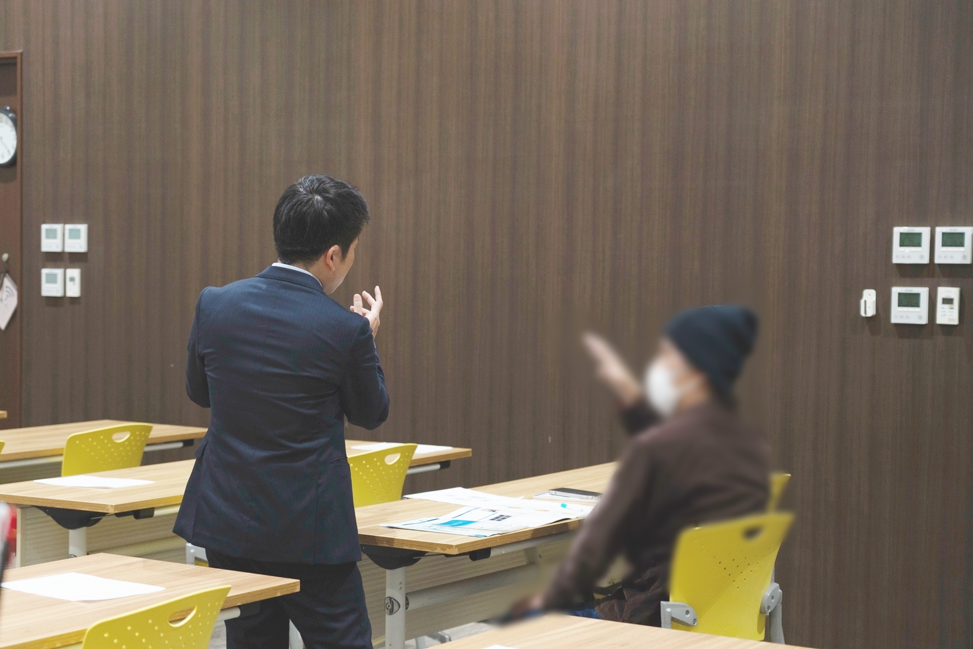 セミナー参加者の質問対応をする講師