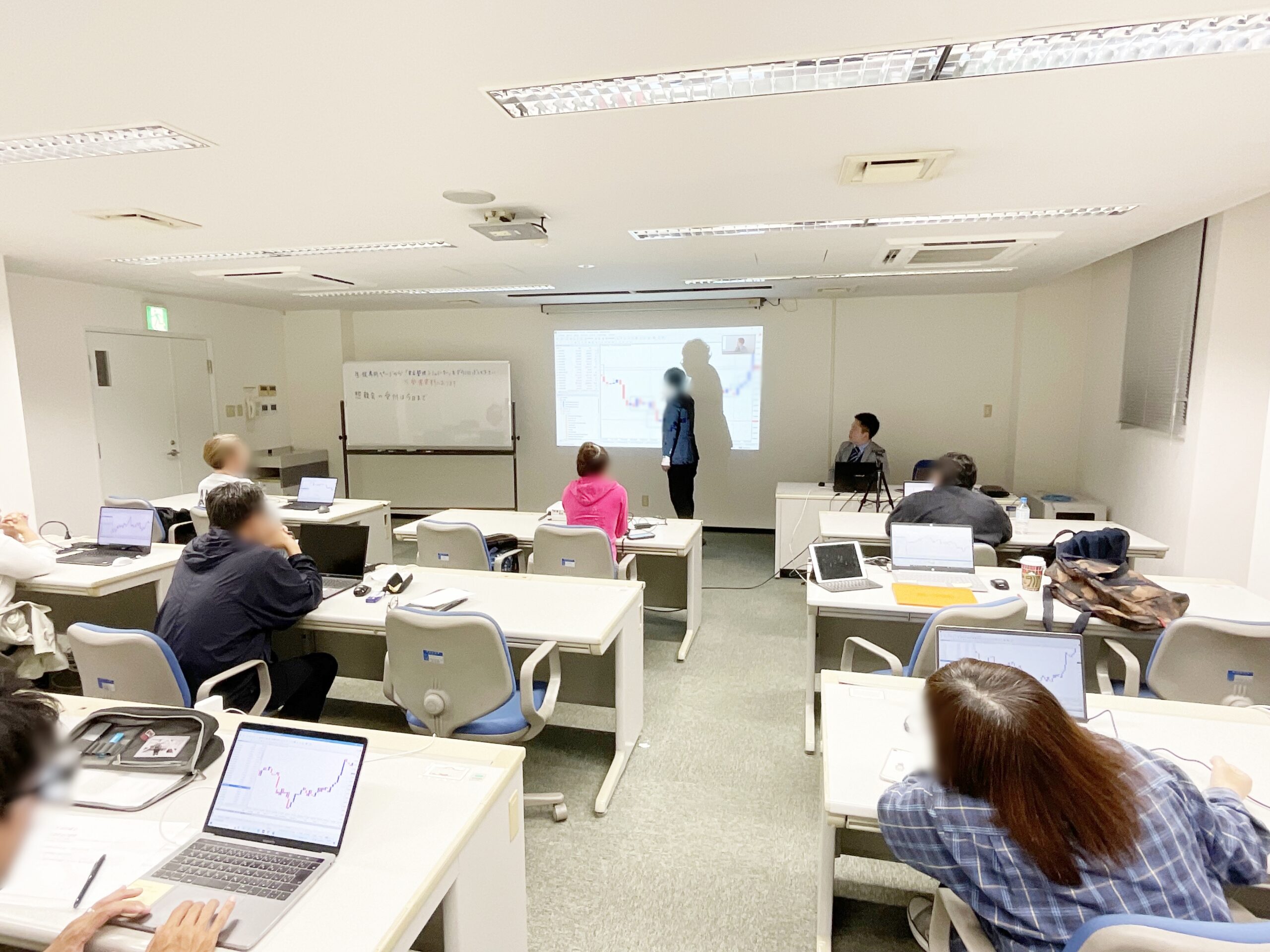 投資を教室で仲間と学ぶ環境