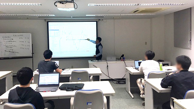 沖縄トレード学院 元金融機関のプロによる授業の様子