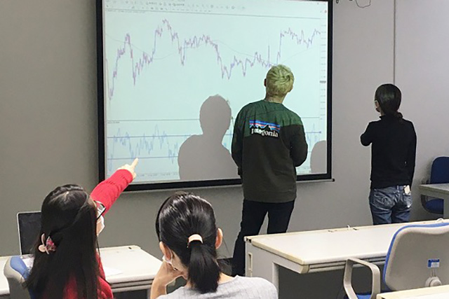他の受講生とチームで投資を学ぶ講義