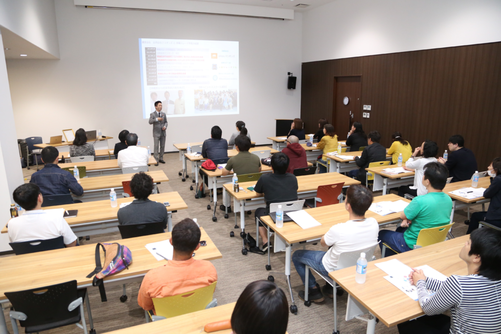 沖縄トレード学院の講義の様子